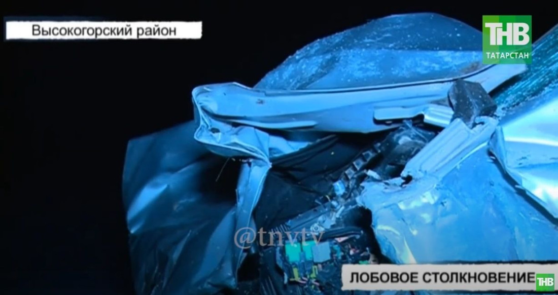 В Татарстане на трассе лоб в лоб столкнулись две легковушки