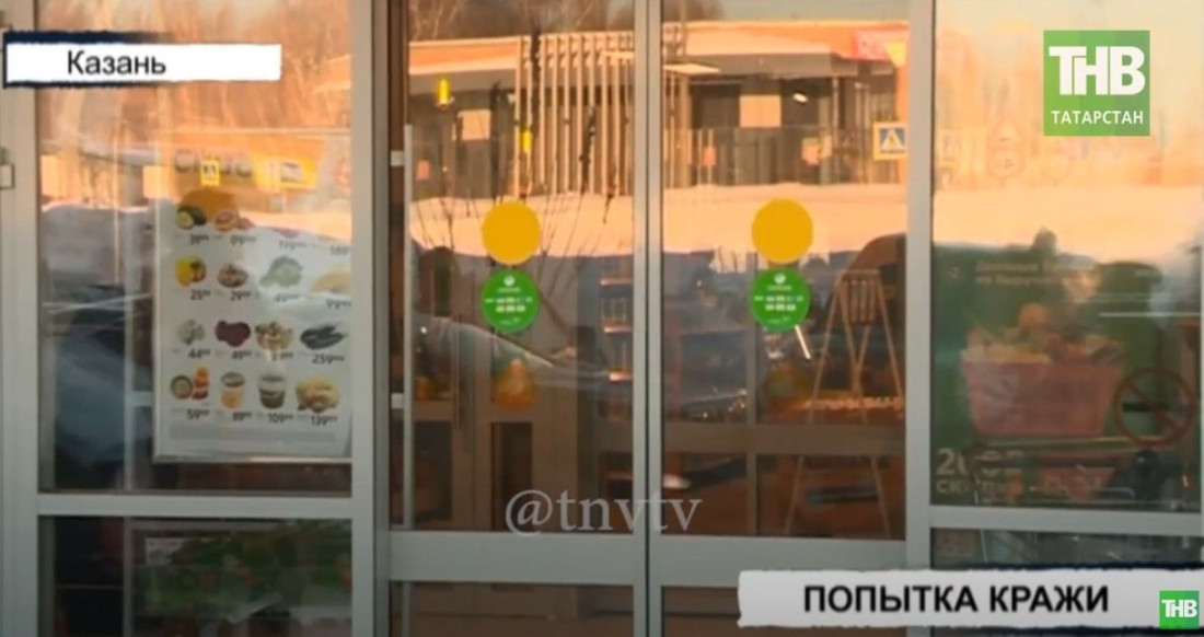 В Казани мужчина пытался пронести мимо кассы рюкзак с алкоголем