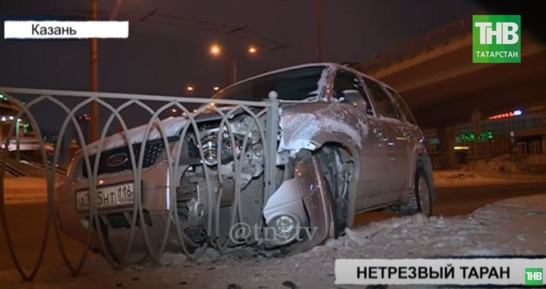 В Казани пьяный водитель «Форда» снёс металлический забор 