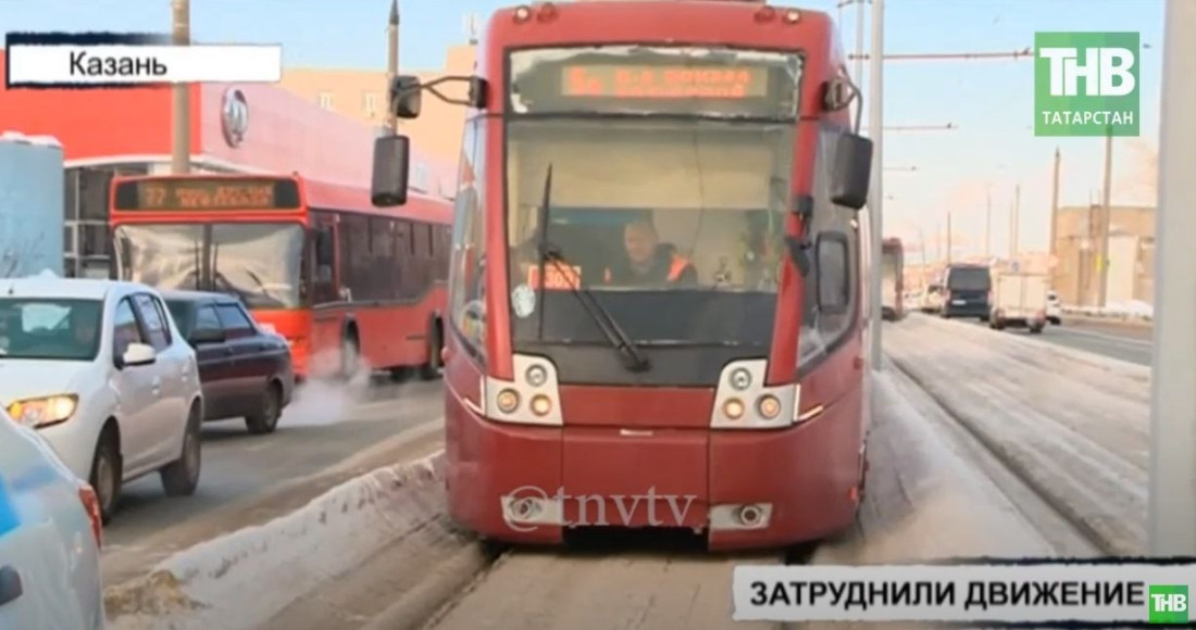 В Казани столкнувшиеся машины парализовали движение трамваев