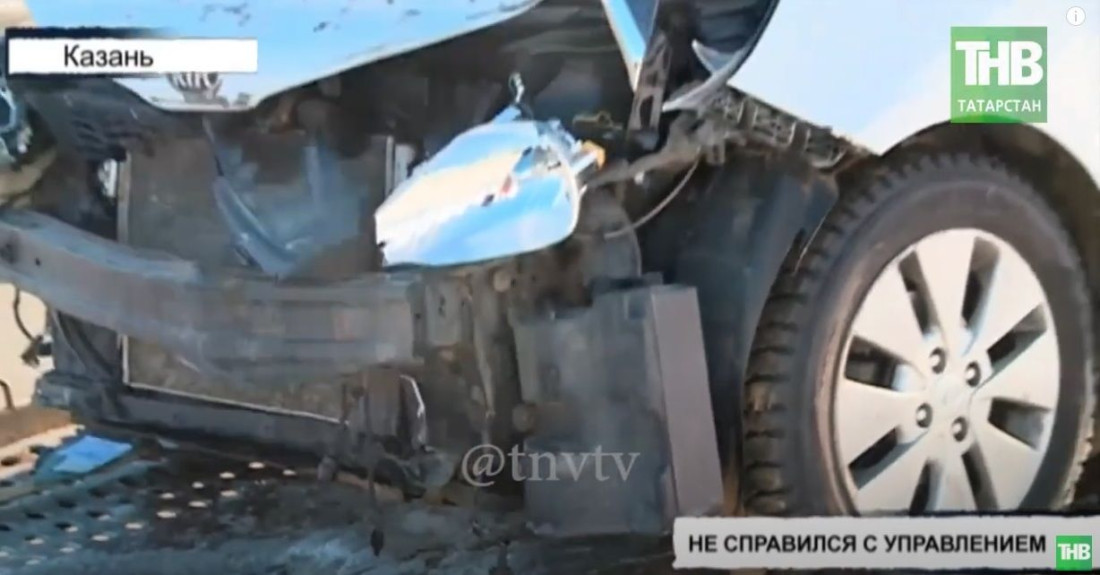 В Казани арендованную иномарку разбили об ограждение моста