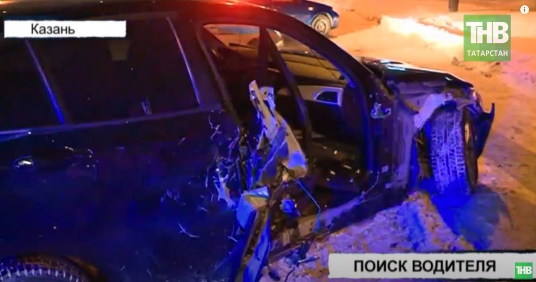 Иномарка залетела под грейдер, убирающий снег в Казани