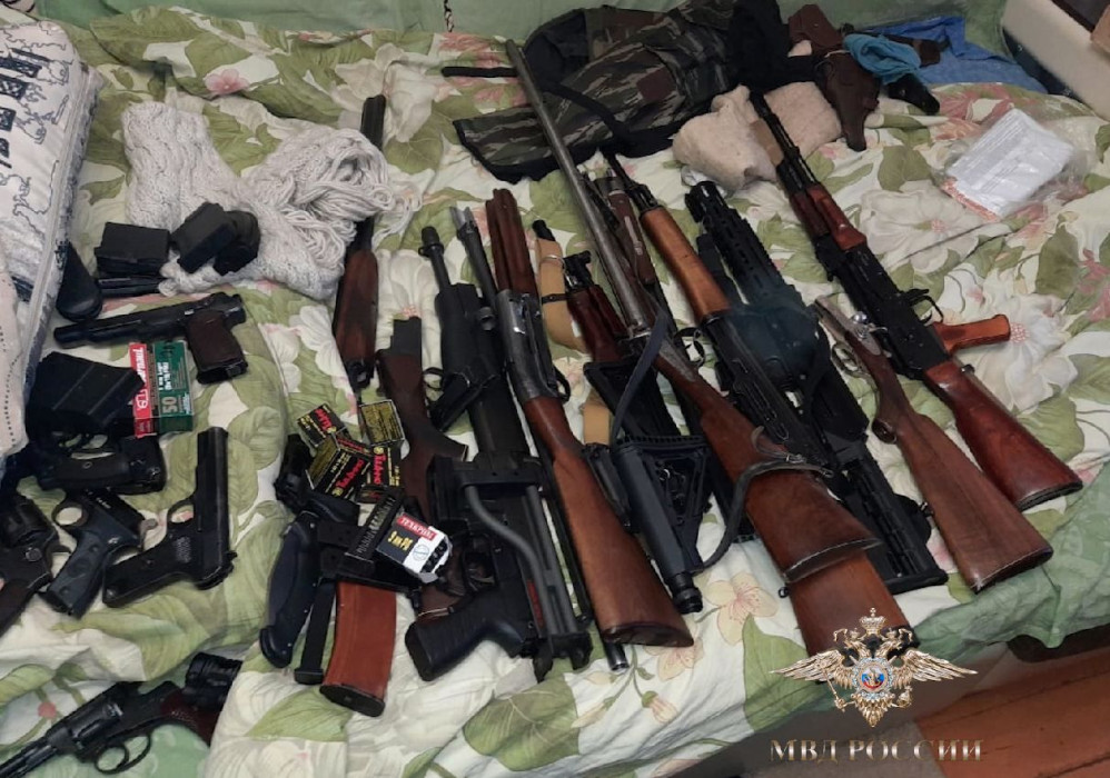 98 единиц огнестрельного оружия обнаружили силовики в квартире жителя Казани