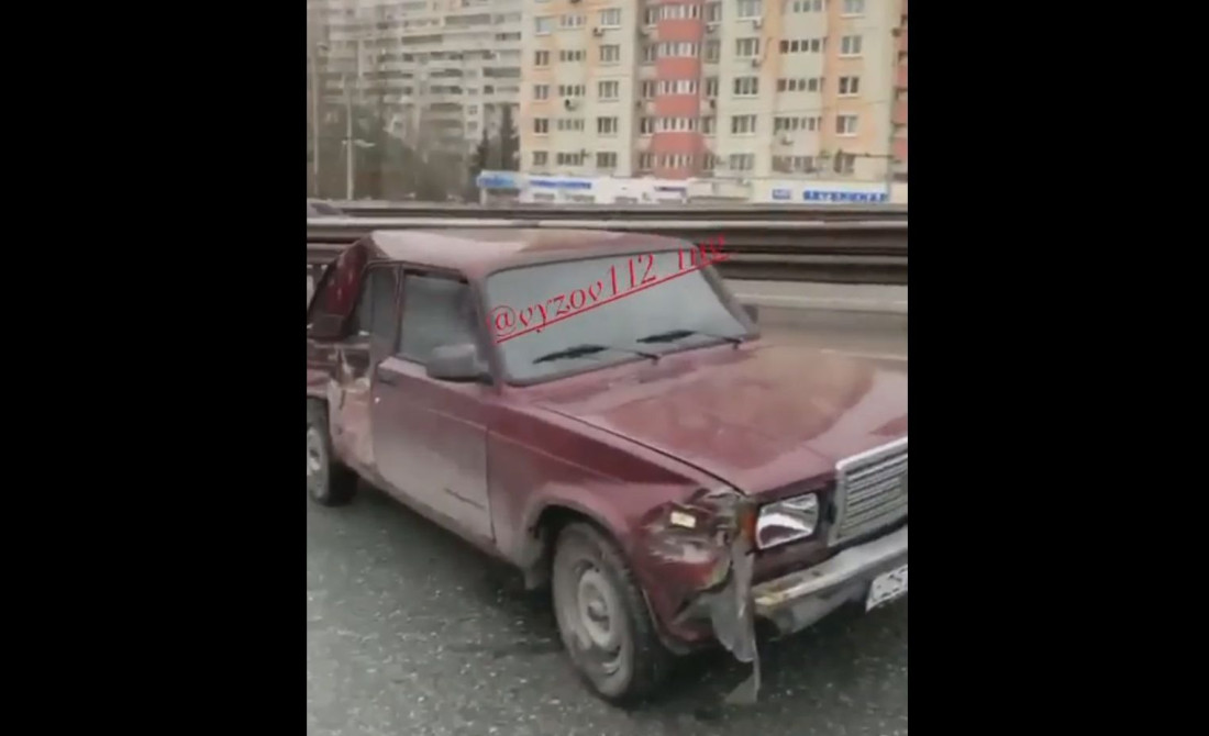 В Казани водитель «Жигулей» устроил аварию с троллейбусом на мосту – видео