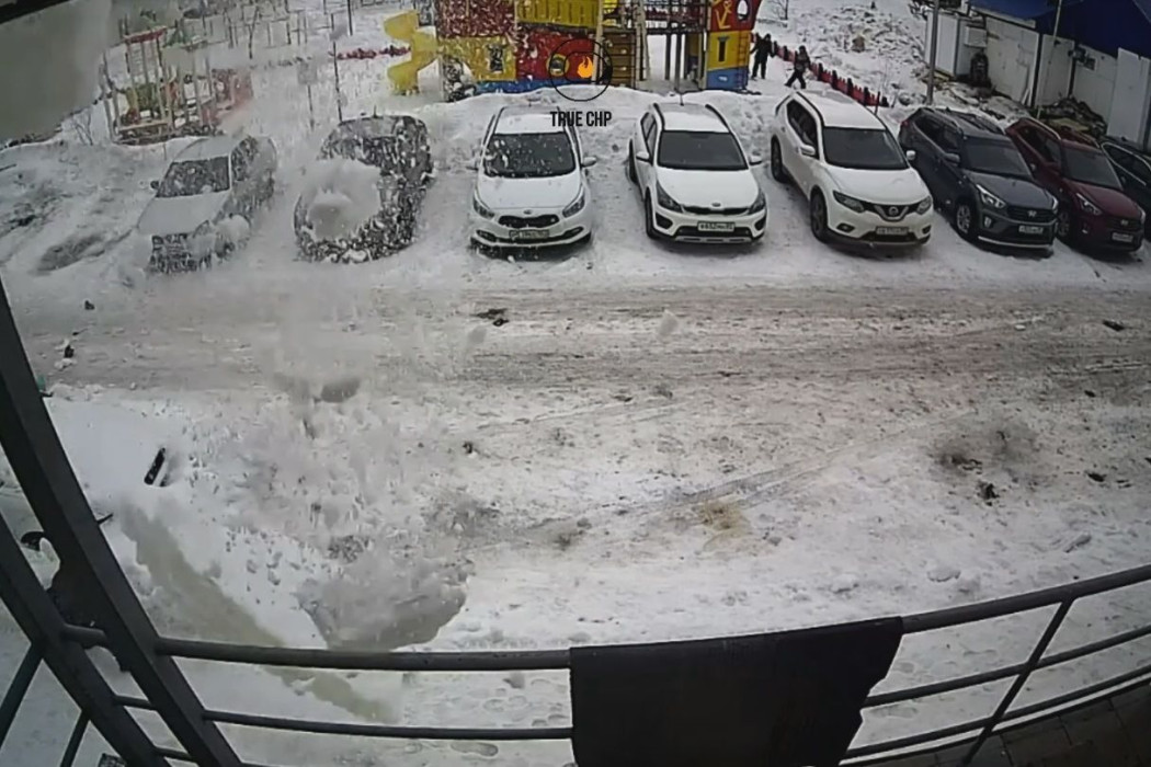 Видео: на гуляющего во дворе ребенка обрушилась снежная лавина