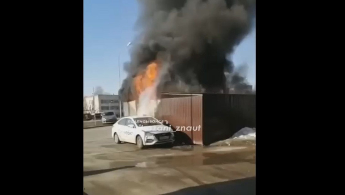 В Казани из-за вспыхнувших мусорных баков оплавилось припаркованное рядом такси