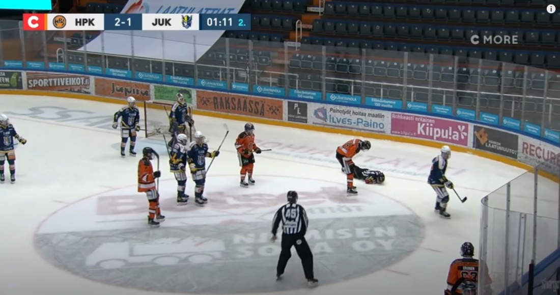 Шокирующее видео: хоккейный судья потерял семь зубов от удара шайбой