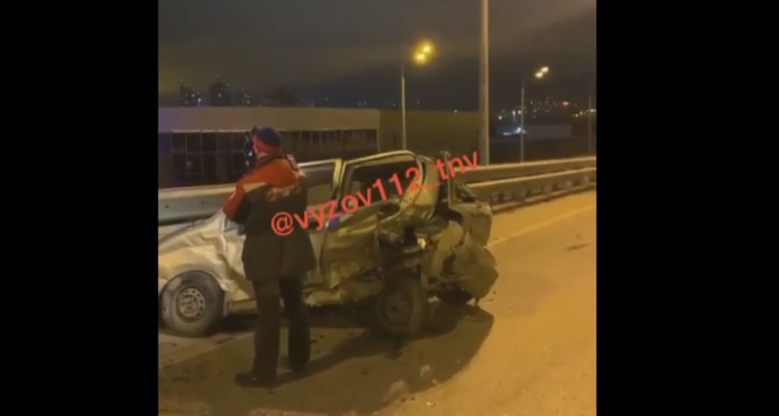 В Казани на мосту «Лада» смяла «Матиз» как консервную банку - видео