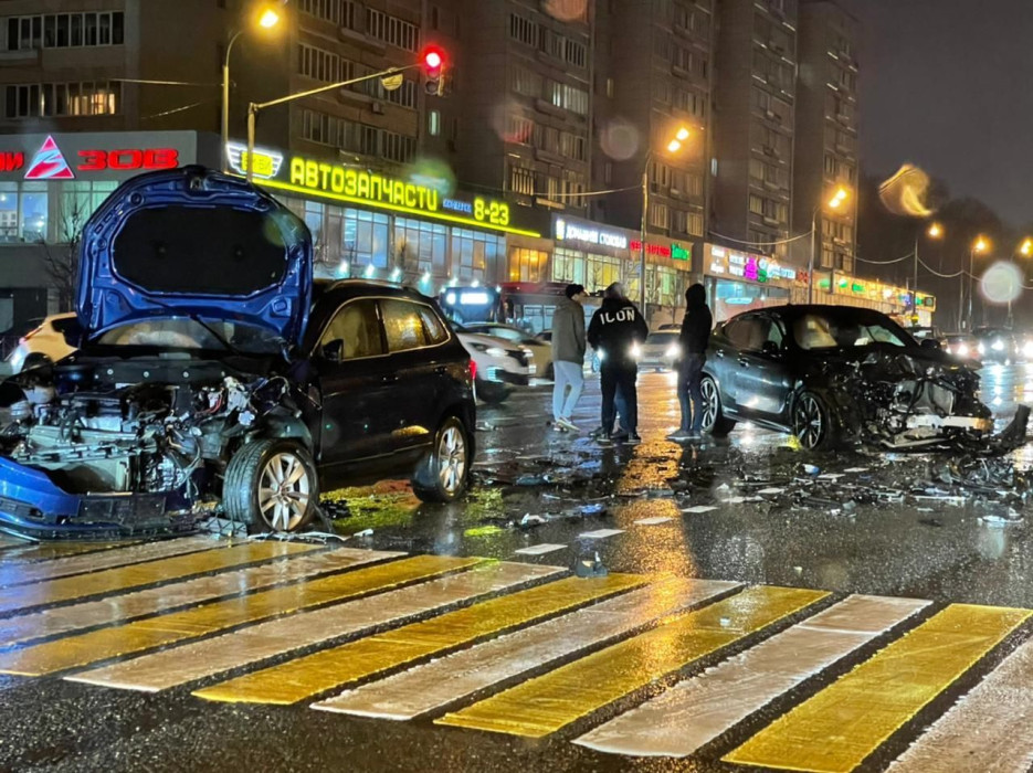 В центре Казани внедорожник BMW на полном ходу протаранил легковушку с семьей