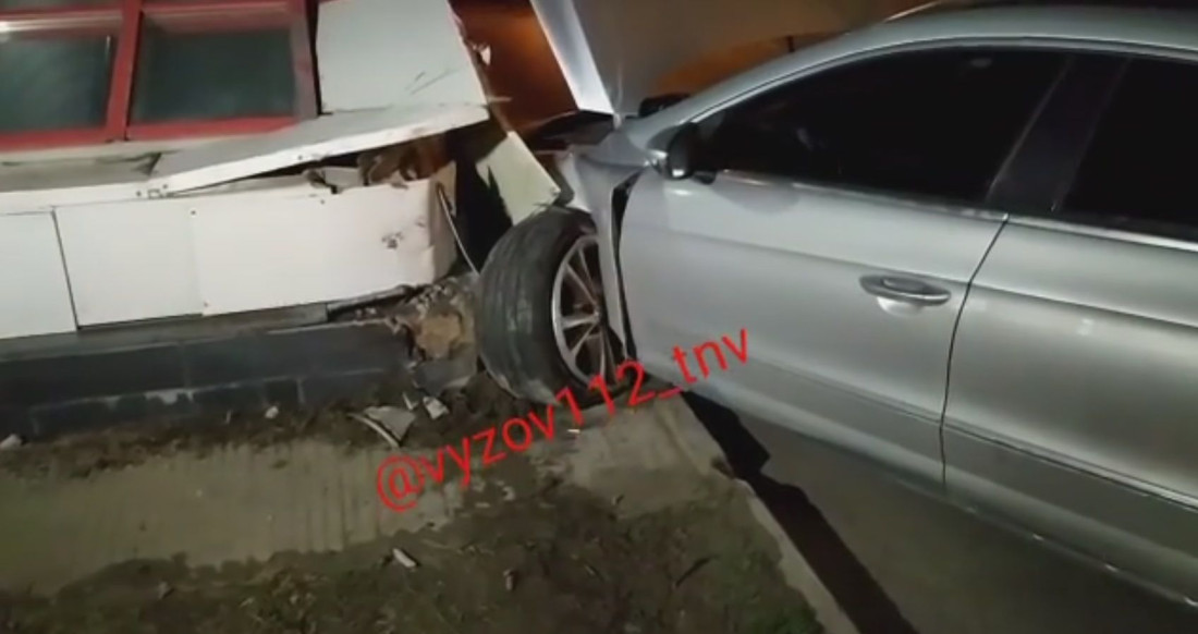 В Казани легковушка на полном ходу влетела в здание пешеходного перехода