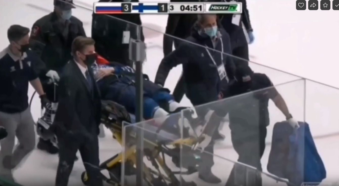 Шокирующее видео: финский хоккеист получил травму головы в матче с Россией на ЮЧМ