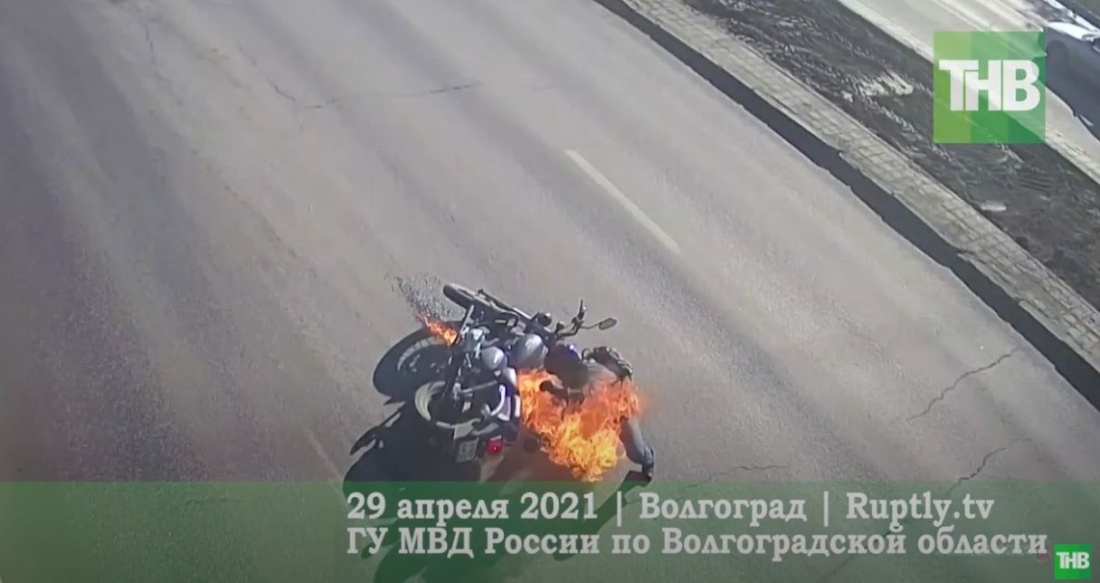 Мотоциклист загорелся после аварии и попал на видео