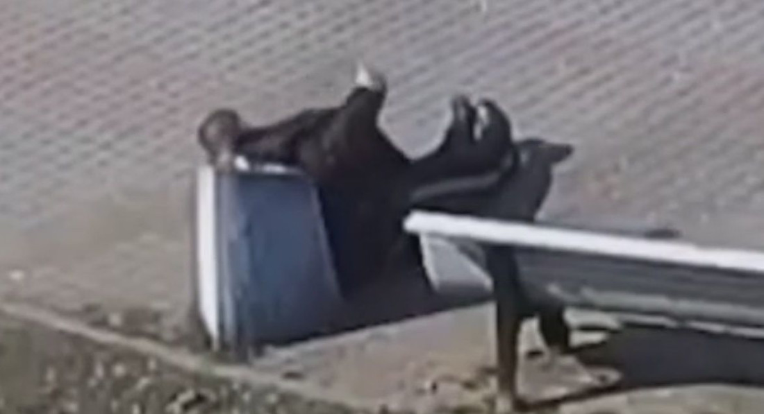 На видео попал момент взрыва телефона в кармане куртки петербуржца