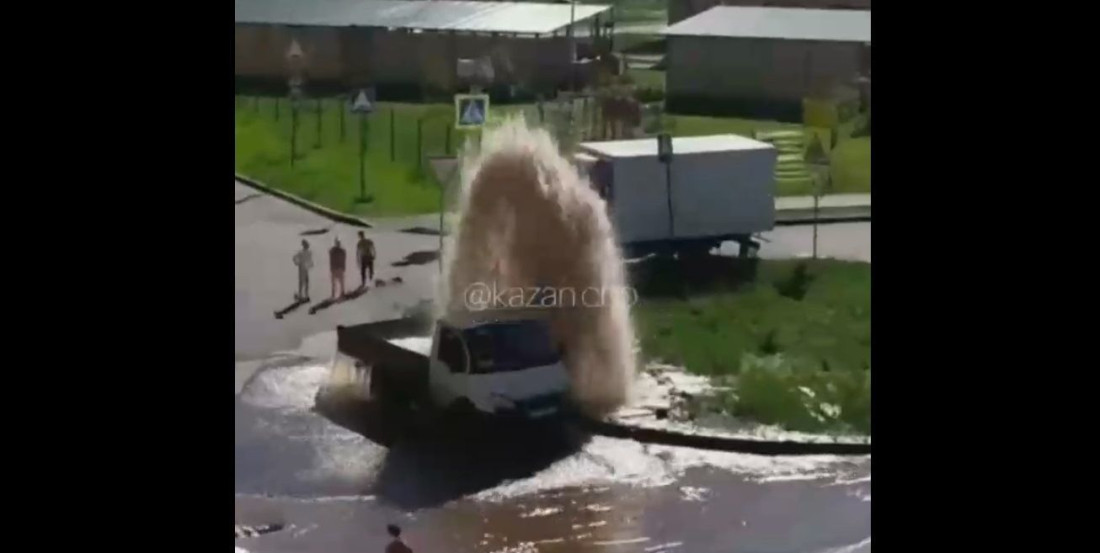 Казанцы сняли на видео гигантский фонтан из-за прорыва канализации