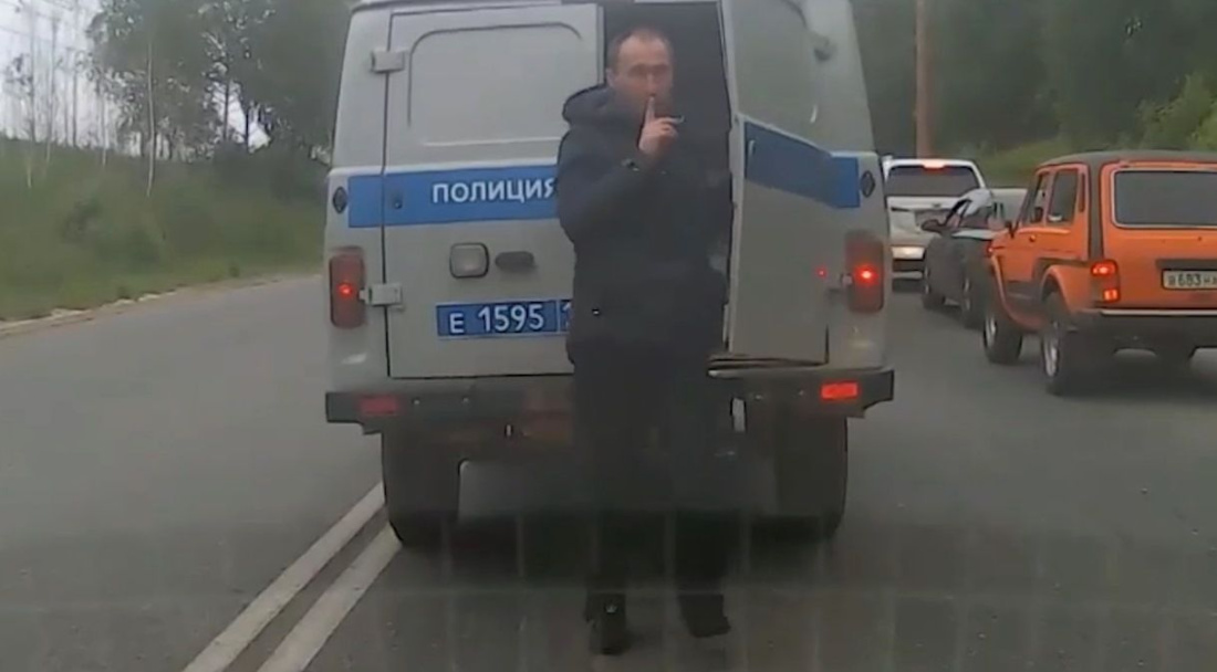 Камера видеорегистратора зафиксировала побег задержанного из полицейской «буханки»