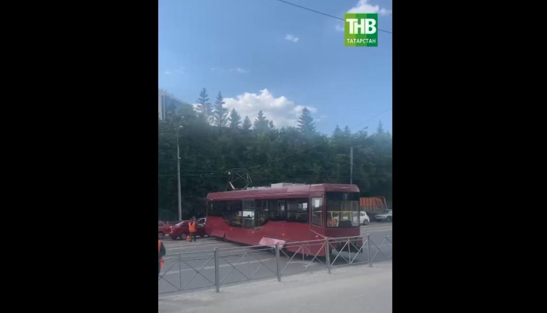 В Казани сошедший с рельсов трамвай парализовал автодвижение на Сибирском тракте