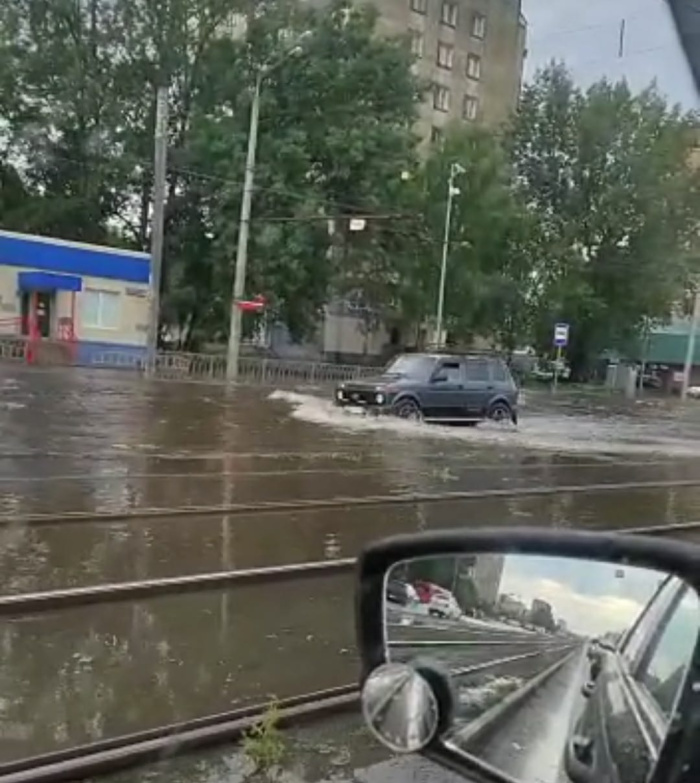Казан урамнарын су басып, бүген кайберәүләрнең машиналары яртылаш су эчендә калган