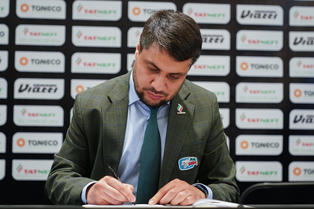 Генменеджер «Ак Барса» назвал причины подписания нового контракта с Зариповым