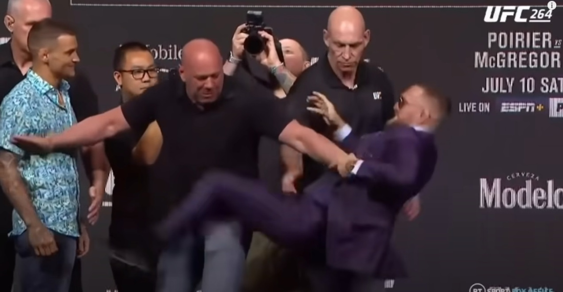 Видео: Конор Макгрегор ударил ногой Дастина Порье во время «битвы взглядов»
