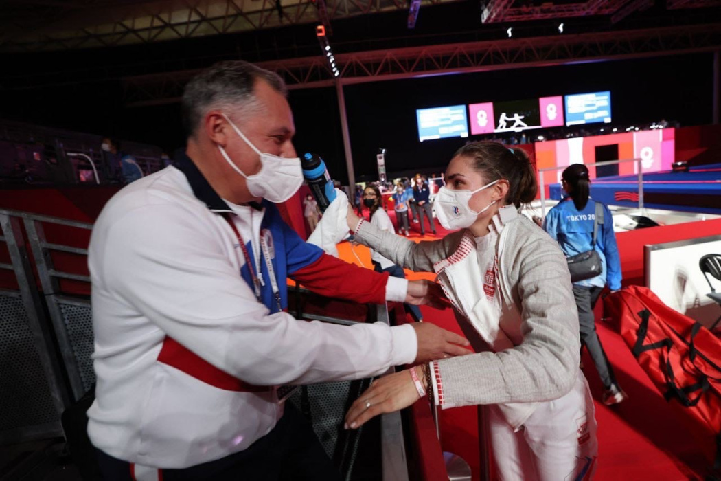 Видео: Позднякова эмоционально отпраздновала с отцом золото Олимпиады по фехтованию