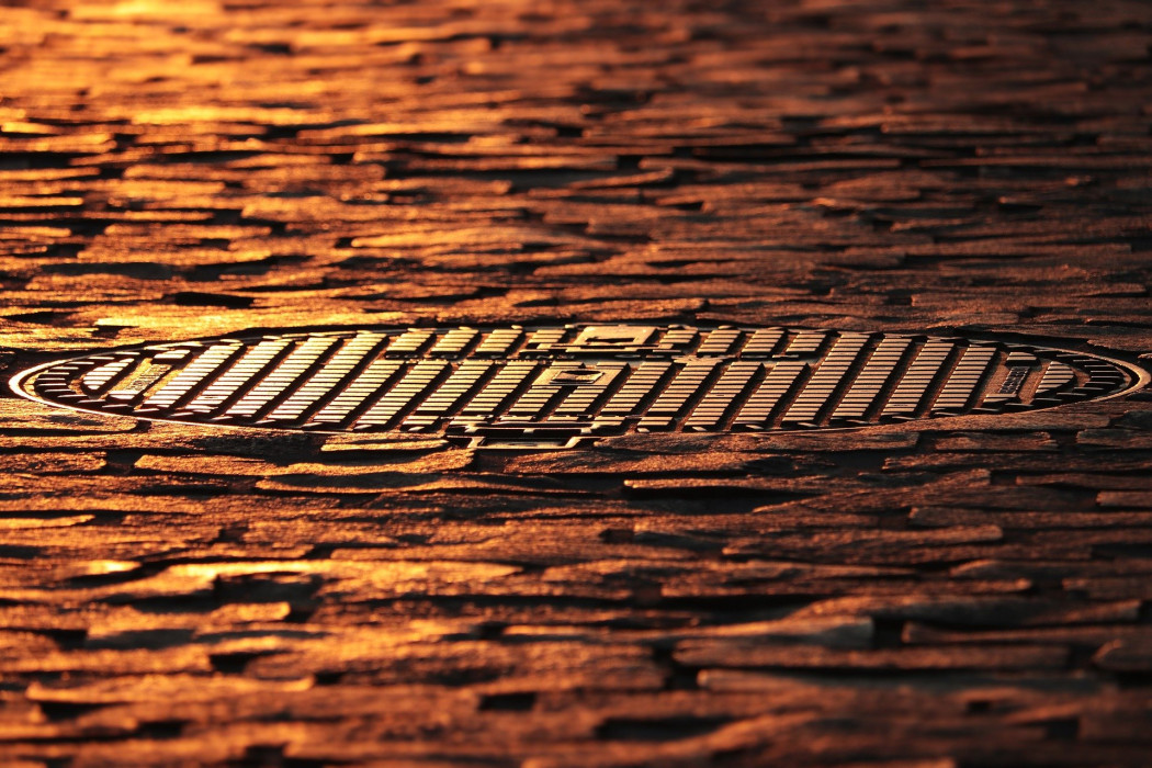 Казанда өч яшьлек бала люкка төшеп киткән