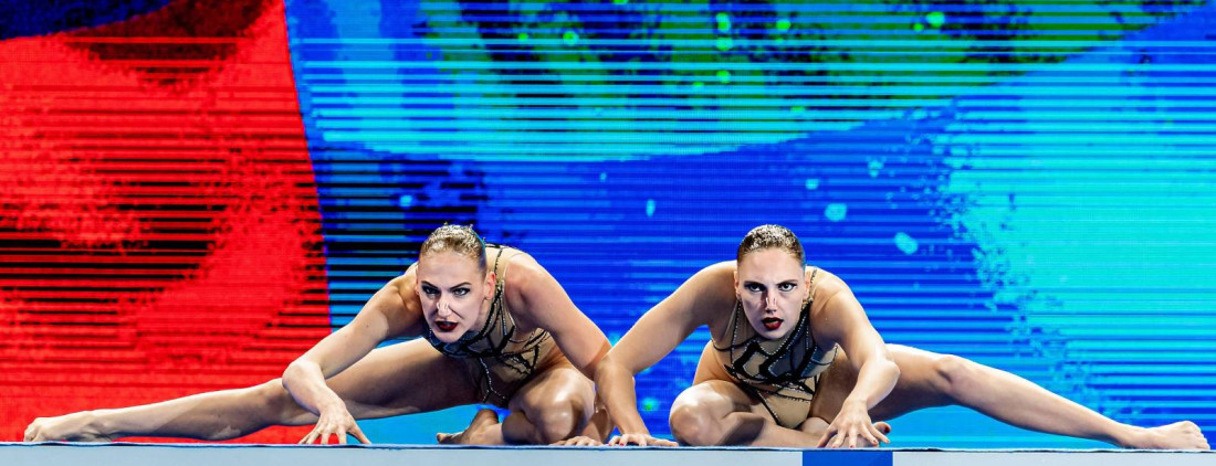 Синхронистки из России нанесли на купальники балалайки вместо запрещенного медведя