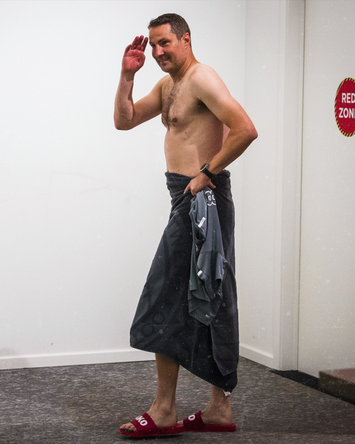 Фото: тренер футбольного клуба пришел голым на встречу со СМИ