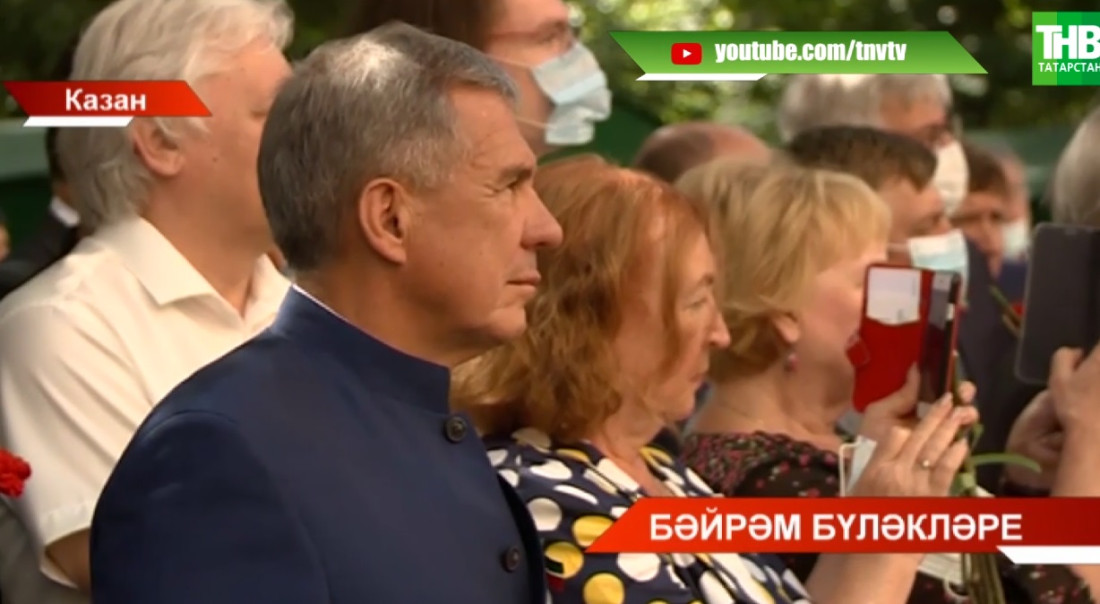 Бәйрәм бүләкләре: Күпфатирлы торак йорт, яңа ишегалды, истәлек тактасы, ял итү урыннары